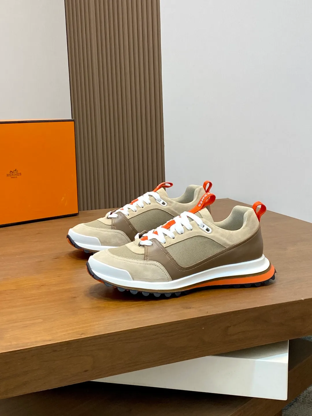 Men's men's shoes 💰700 HERMES/Hermès Leader sneakers! Tech twill, calfskin and suede goatskin sneakers featuring paneled multicolor twill, calfskin and suede. Lightweight geometric sole for a stylish urban look. Product details: White and orange rubber sole Black rubber sole with orange rubber insert Light natural leather insert White rubber toe cap Beige lambskin insole and lining Cotton strap, rubber lettering Sole height: 4cm Size: 39-40-41-42-43-44 (customized at 38.45)